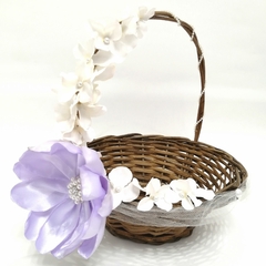 Canasta con decoración en tul, flor grande y flores pequeñas, aplicación de pedrería y perlas - comprar en línea