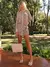 Look casual-chique com chemise curta e detalhe em franjas


