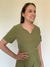 O conjunto feminino Topázio é perfeito, tem bastante saída na Criavizi! O scrub tem a blusa e calça com vários detalhes lindos! O scrub branco ou na cor que você desejar, pode ser scrub personalizado com nome! Vem garantir esse uniforme profissional.