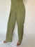 A calça feminina Citrino é super maravilhosa, profissional e também ótima para sair. É e uma das queridinhas na Criavizi! Faz parte do scrub, mas também é vendida separadamente! Pode ser produzida em várias cores! Venha garantir mais uma parte desse unifo