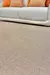 Tapete sisal marrom Ravena 2,00x3,00m em um ambiente interno, com sofá branco e almofadas laranjas ao fundo.