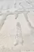 Tapete off white com padrão geométrico em relevo, textura macia e detalhes sutis em tons claros