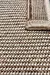 Detalhe em close do tapete sisal marrom Ravena com textura entrelaçada e borda reforçada