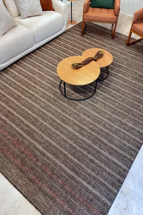 Tapete sisal sintético Bahamas marrom em padrão listrado, com textura resistente e fácil manutenção, tapete grandes medidas, em sala de estar