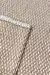 Detalhe do tapete sisal cinza Ravena com borda em tom claro, textura entrelaçada visível.