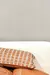Detalhe da textura do tapete sisal cinza Ravena 2,00x3,00 com almofadas decorativas em tons terrosos sobre sofá branco