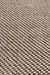 Close de tapete sisal marrom modelo Ravena com textura entrelaçada
