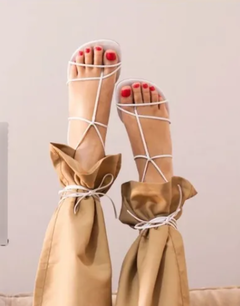 Sandália rasteira Laura de amarração e tiras finas Gladiadora várias cores - comprar online