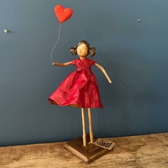 Menina com balão de coração - comprar online