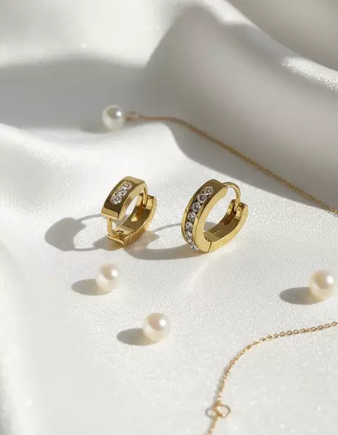 Arracadas tipo huggies de gota cristal de 16mm acero dorado
