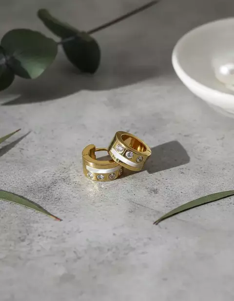 Arracadas tipo huggies con madre perla y cristal 7mm x 9mm acero dorado