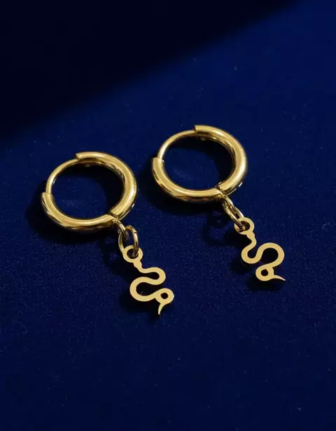 Arracadas tipo huggies serpiente 9mm acero dorado