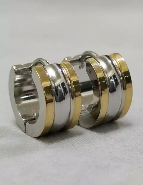 Arracadas tipo huggies tres líneas 9mm x 7mm acero bicolor