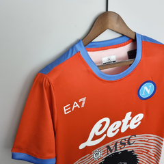 Camisa Napoli Homenagem Maradona 22/23 Torcedor EA7 Masculina - Vermelho - Esporte Chique - A sua loja de Importações de Artigos esportivos