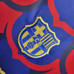 Camisa Barcelona Pré jogo 24/25 - Torcedor Nike Masculina - Azul e vermelha - Esporte Chique - A sua loja de Importações de Artigos esportivos