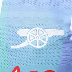 Camisa Arsenal Pré-jogo 25/26 - Torcedor Masculina - Branca com detalhes em preto e azul e vermelho - loja online