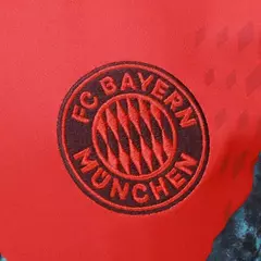 Camisa Bayern de Munique Pré-jogo 25/26 - Torcedor Masculina - Branca com detalhes em vermelho e verde e preto - Esporte Chique - A sua loja de Importações de Artigos esportivos