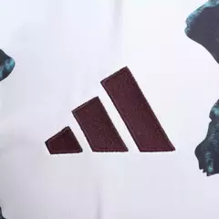 Camisa Bayern de Munique Pré-jogo 25/26 - Torcedor Masculina - Branca com detalhes em vermelho e verde e preto na internet