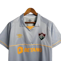 Camisa Fluminese Goleiro I 23/24 Umbro Torcedor Masculina - Cinza e laranja - Esporte Chique - A sua loja de Importações de Artigos esportivos
