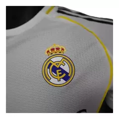 Camisa Real Madrid I 25/26 - Jogador Masculina - Branca com detalhes em amarelo - loja online