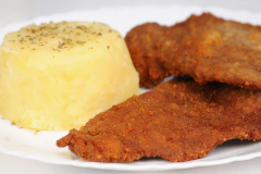 Milanesa de carne con puré