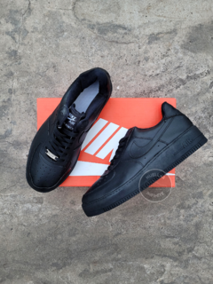 AIR FORCE TOTAL BLACK en internet