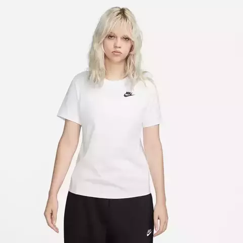 Camiseta Nike Sportswear Club Essentials Feminina