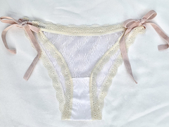 Calcinha de Renda Off-White com Lacinho Rosa