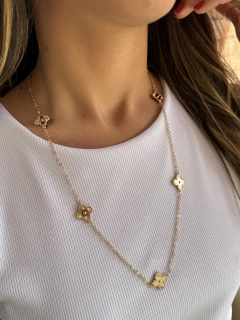 Colar trevo longo dourado. - comprar online