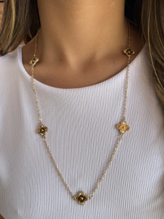Colar trevo longo dourado.