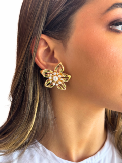 Brinco flor perolada Dourada - comprar online