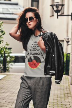 Camiseta ' Keep calm enjoy / Melancia " na internet