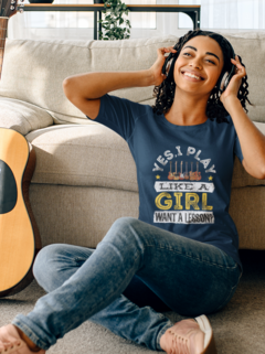Camiseta Unissex " Yes, I play like a girl - Want a lesson? " (Guitarras)