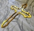 Crucifixo antifurto para cemitério Malta espelhado em ACM - Dourado - Grande (20x25cm) -