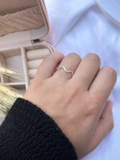 Anel ondulado banhado a prata