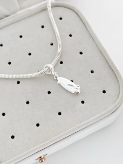 Berloque prancha de surf banhado a prata