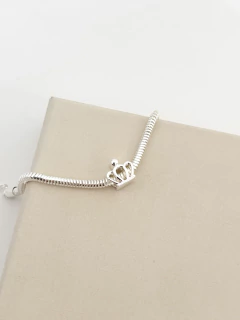 Berloque separador coroa vazada banhado a prata