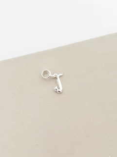 Berloque saxofone banhado a prata