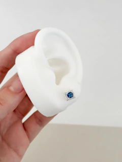 Brinco quadrado cravejado azul montana banhado a prata