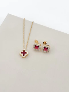 Conjunto trevo cravejado fúcsia banhado a ouro