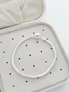 Pulseira para berloques fecho redondo tradicional banhada a prata - comprar online