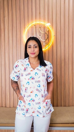 BLUSA SCRUB ESTAMPADA - CUIDADORA DE IDOSOS