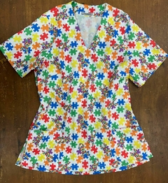 Blusa Scrub Estampada em Oxfordine Acinturada Autismo Quebra Cabeça - comprar online