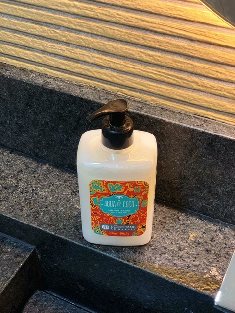 SABONETE LÍQUIDO ÁGUA DE COCO 500ML L'OCCITANE AU BRÉSIL