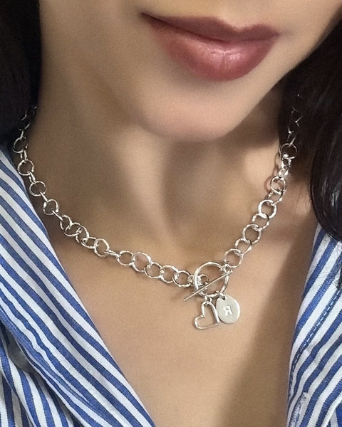 Gargantilha elos com medalha oval personalizada com inicial e coração - comprar online