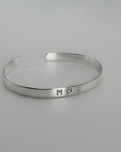 Bracelete personalizado com duas iniciais e coração - comprar online