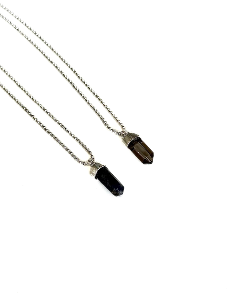 Colar com pedra natural na corrente de bolinhas