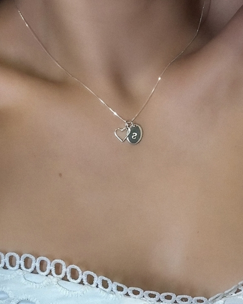 Colar medalha oval personalizada com inicial e coração - comprar online