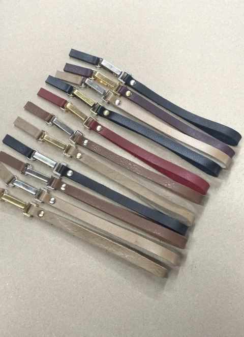 Alça de mão de 1 cm de largura 20 cm de comprimento.