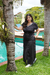 Blusa preta plus size com gola v e detalhes claros na maga e na gola